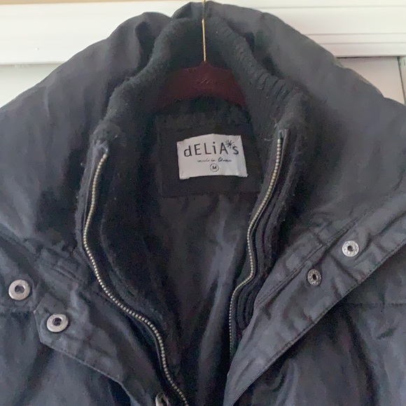 DELIA’S COAT - Picture 2 of 6